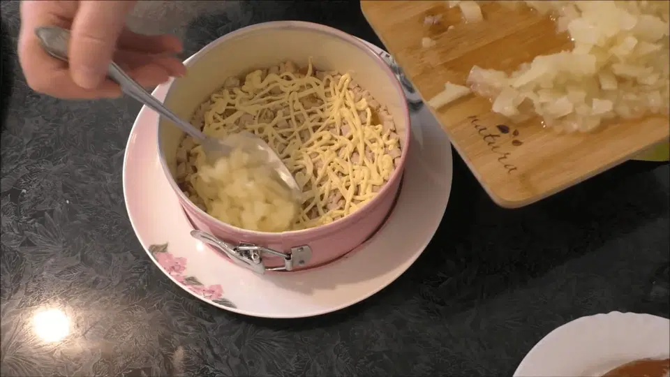Салат Ананас с курицей и сыром — шаг 4