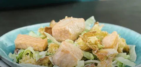 Салат с семгой, помидором, сыром и зеленью