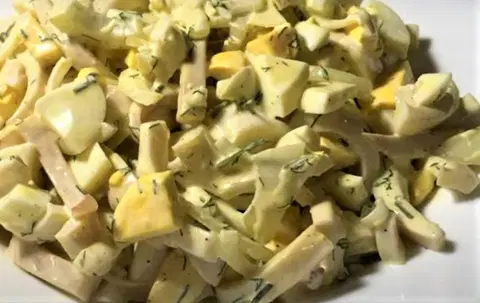 Салат из кальмаров с яйцом и луком