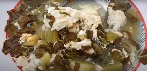 Зеленые щи из ревеня с картошкой