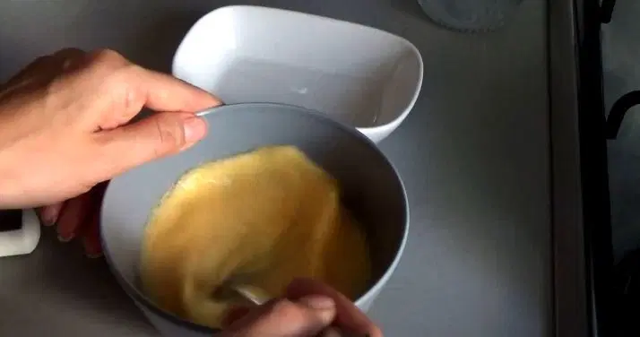 Нежный омлет с грибами, специями и сыром — шаг 2