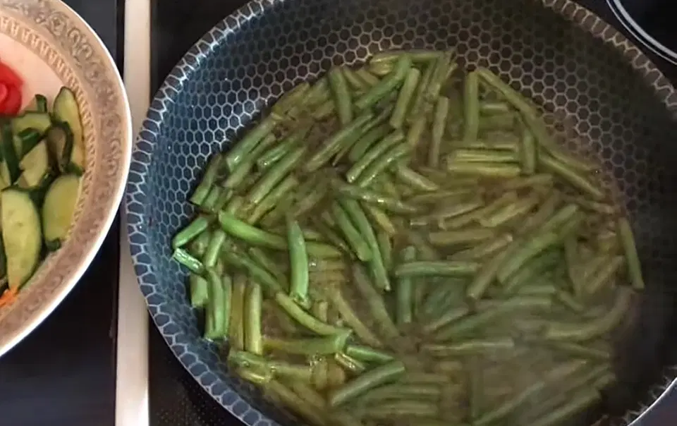 Салат с фунчозой и морепродуктами — шаг 6