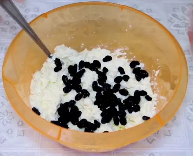 Вкусные творожные сырники с изюмом — шаг 2
