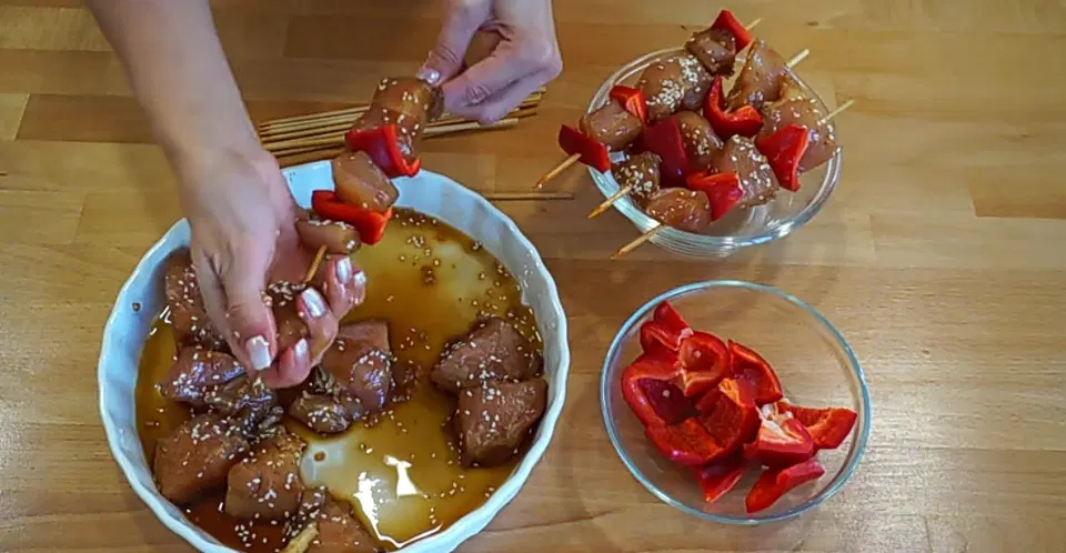 Шашлык куриный в духовке на шпажках — шаг 7