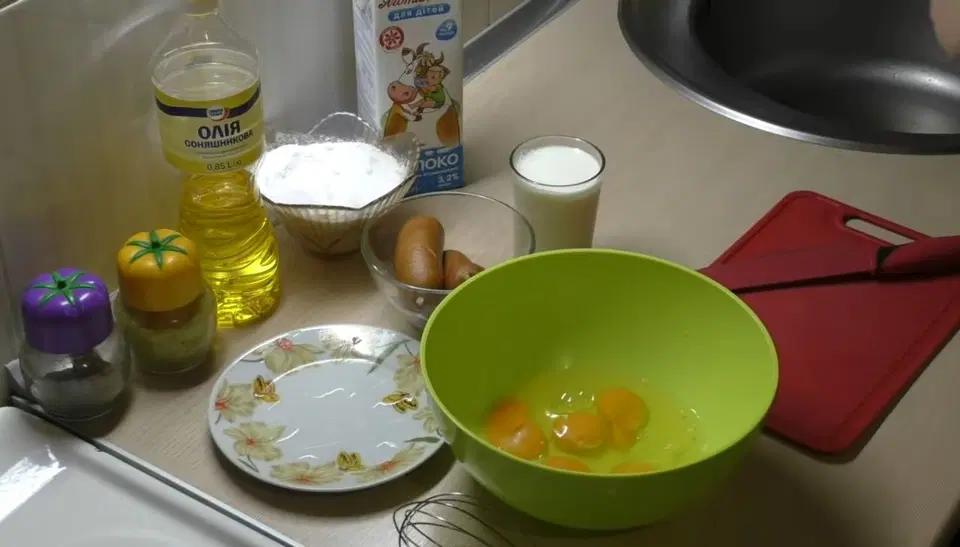 Омлет с колбасой на сковороде — шаг 1