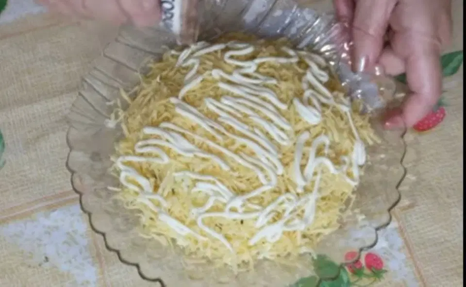 Шпротный салат с сыром — шаг 4