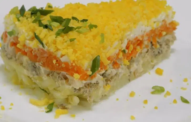 Вкусный рыбный салат Мимоза