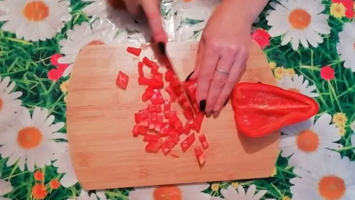 Салат с куриным филе, сухариками и овощами — шаг 3