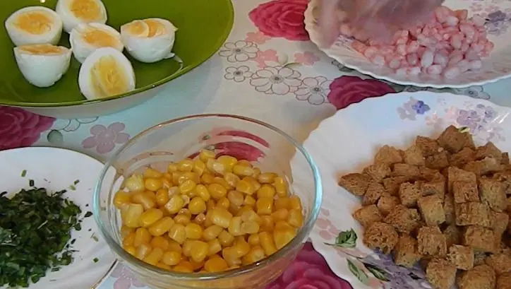 Салат с королевскими креветками и сухариками — шаг 1