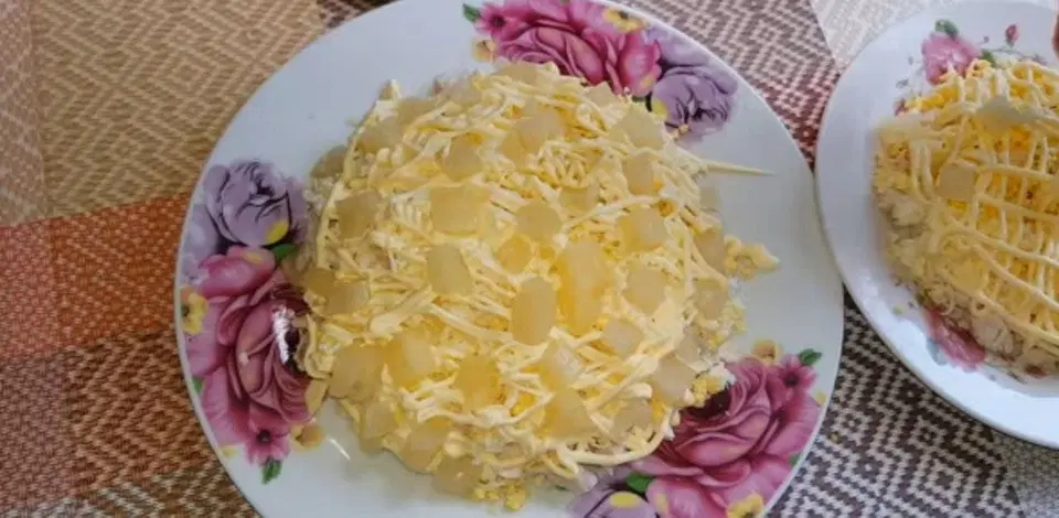Салат из филе куриной грудки с ананасами — шаг 3