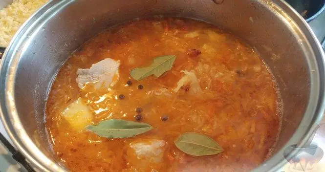 Кислые щи с говядиной и беконом (в духовке) — шаг 15