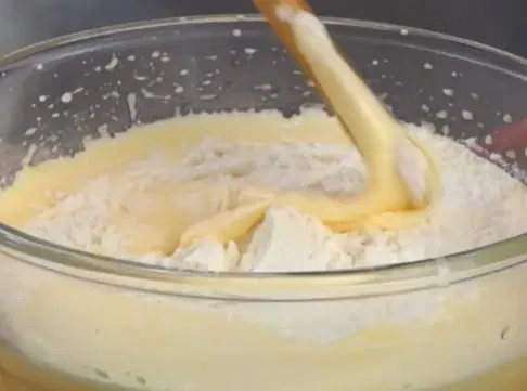 Классическая шарлотка с яблоками — шаг 3
