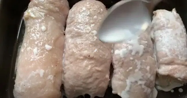 Свиные рулетики с грибами и сыром — шаг 7