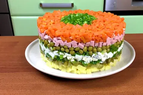 Оливье слоями с колбасой и огурцами