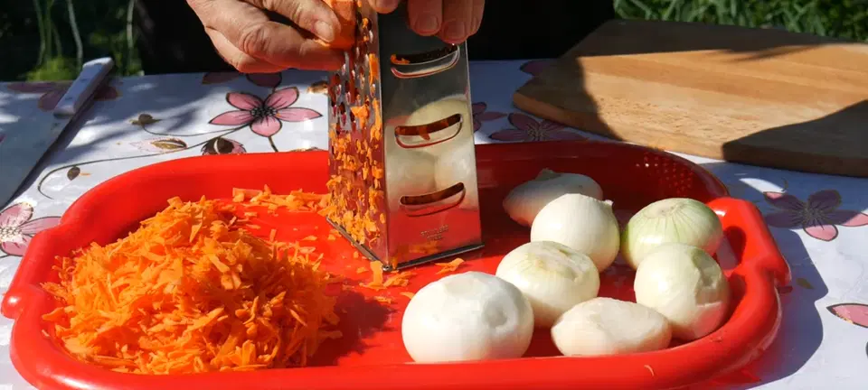 Бигус из свежей капусты с мясом в казане — шаг 3