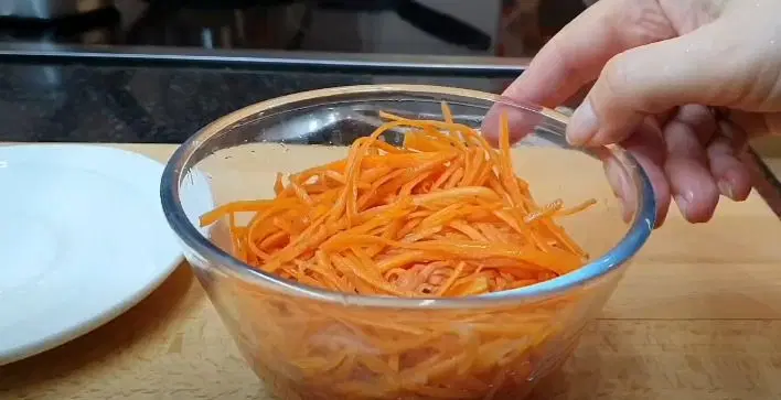 Морковь по-корейски без уксуса — шаг 6