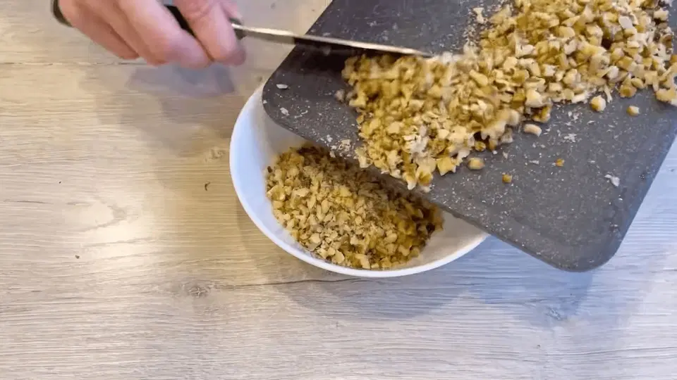 Салат с черносливом и курицей — шаг 5