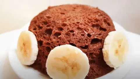 Банановый кекс с какао в микроволновке