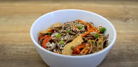 Соба с курицей и овощами