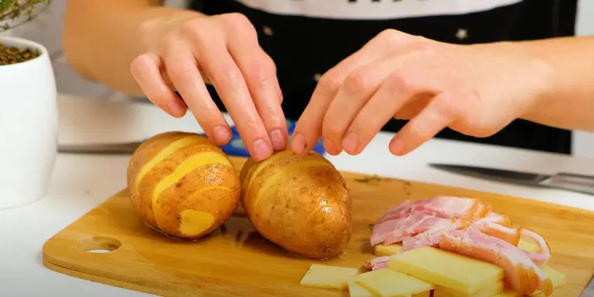Картошка-гармошка с чесноком и укропом в духовке — шаг 6