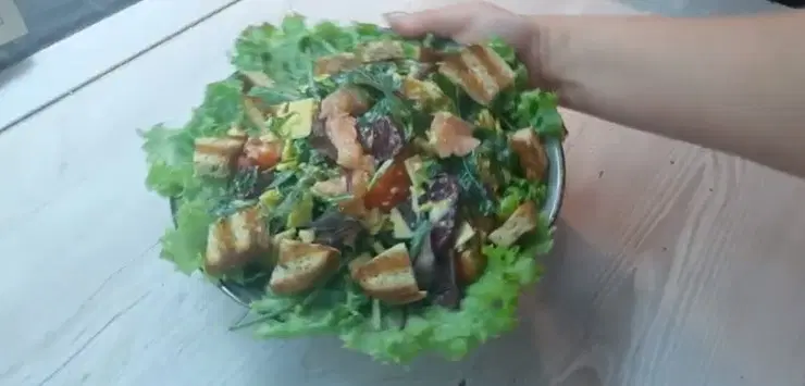 Салат «Цезарь» с лососем и соком лимона