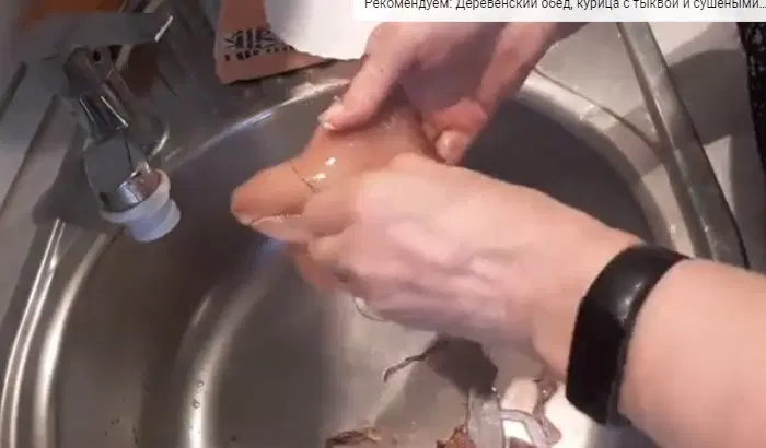 Салат с кальмарами и ананасом — шаг 1