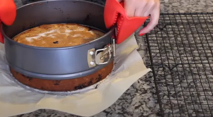 Шарлотка с голубикой — шаг 11
