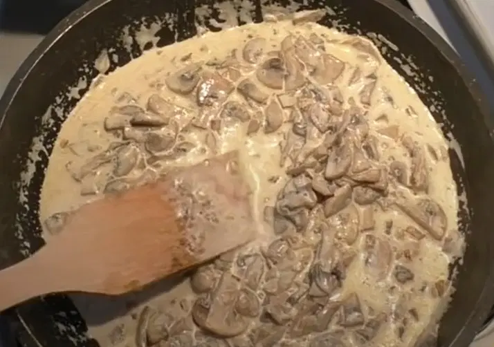 Паста с шампиньонами в сливочном соусе — шаг 3