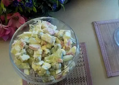 Салат с крабовыми палочками, огурцом и зеленым горошком