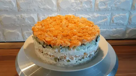 Салат-суши слоями с красной рыбой