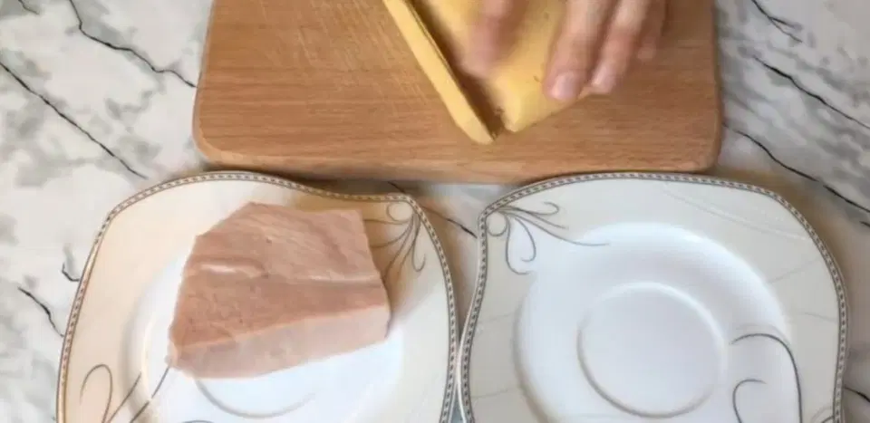 Маффины с сыром и ветчиной — шаг 1