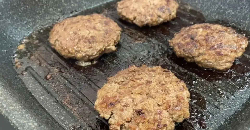 Домашние гамбургеры с маринованными огурцами — шаг 1
