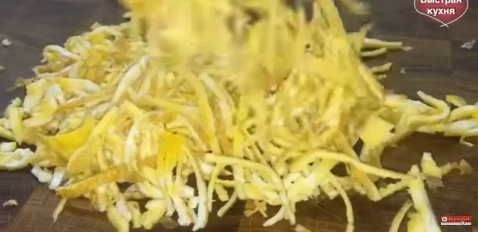 Салат с кальмарами, яблоками и сыром — шаг 5
