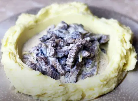 Мясо по-строгановски с грибами