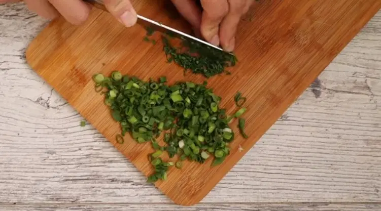 Салат с фасолью, кукурузой и сухариками — шаг 1