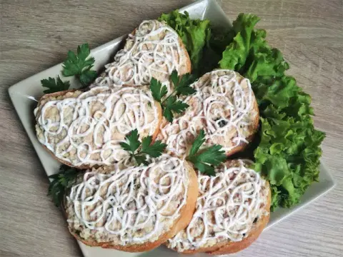 Бутерброды с печенью трески и сыром