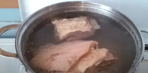 Бульон из говяжьих ребрышек