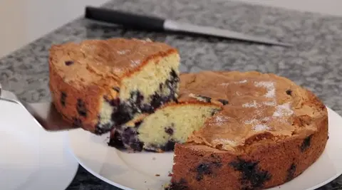 Шарлотка с голубикой