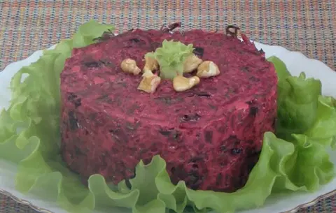 Салат из свеклы и чернослива
