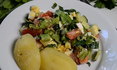 Свежий зеленый салат с курицей, овощами и сыром