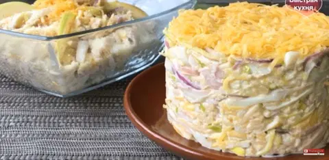 Салат с кальмарами, яблоками и сыром