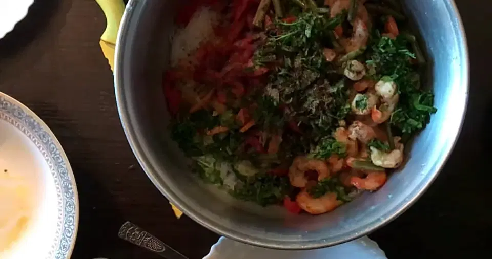 Салат с фунчозой и морепродуктами — шаг 8