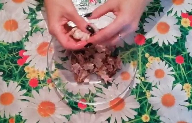 Салат с куриным филе, сухариками и овощами — шаг 2