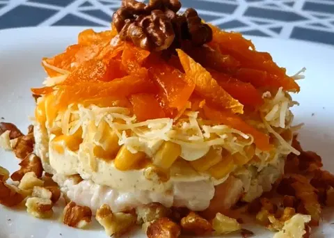 Салат с копченой курицей и курагой