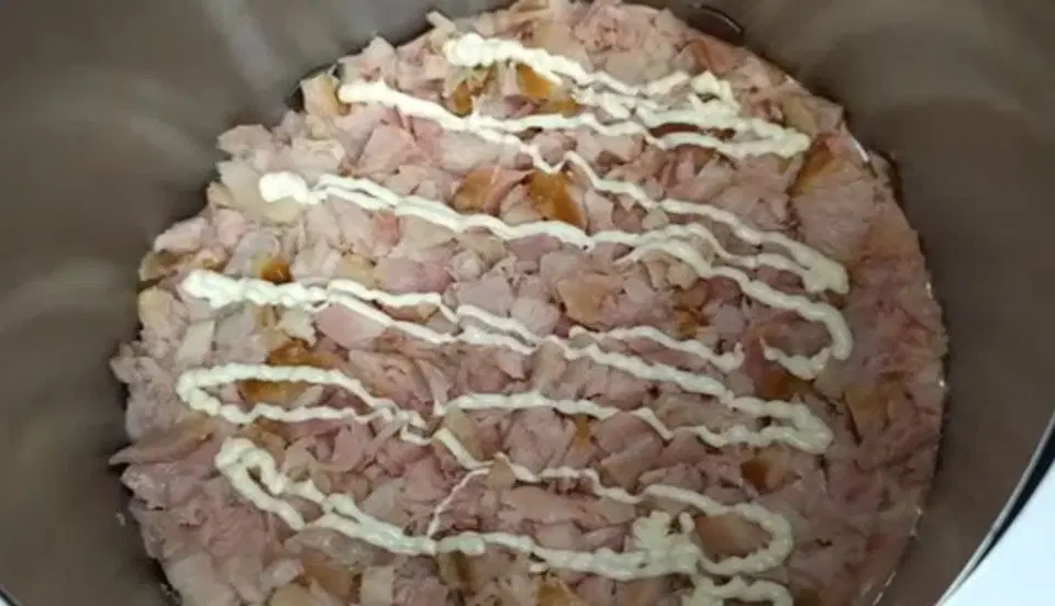 Салат с черносливом и копченой курицей — шаг 1