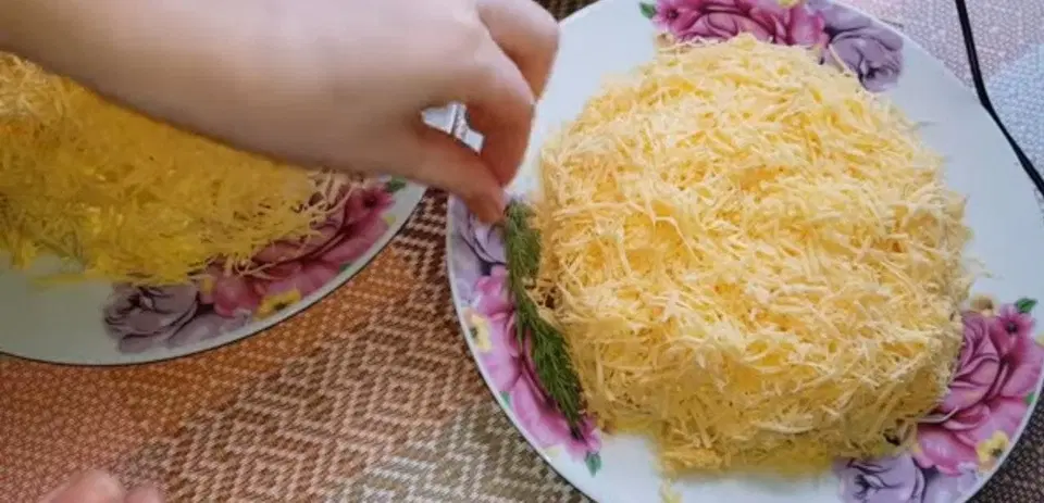 Салат из филе куриной грудки с ананасами — шаг 4