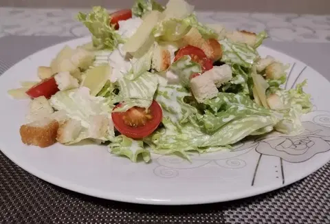 Салат «Цезарь» с сухариками и майонезом