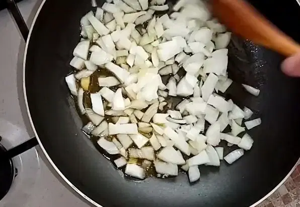 Легкий суп со щавелем и яйцом — шаг 2