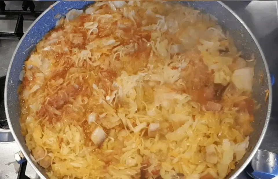 Шукрут (тушеная квашеная капуста с копченостями) — шаг 3