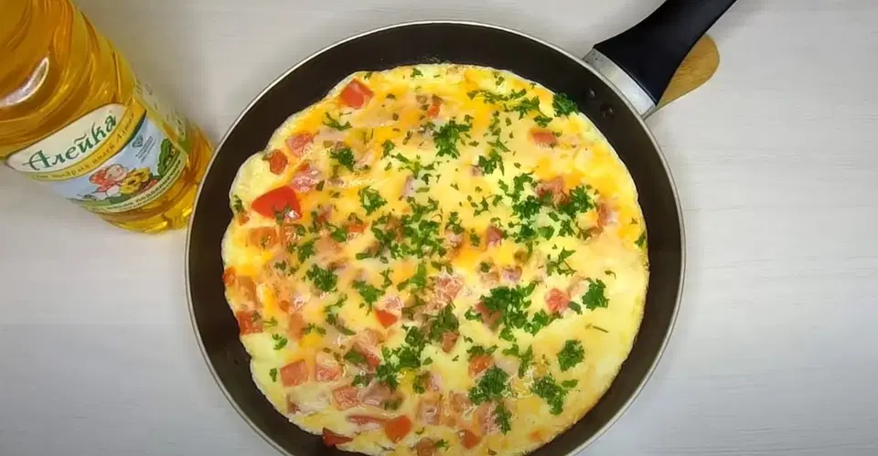 Омлет с помидорами и сыром — шаг 3